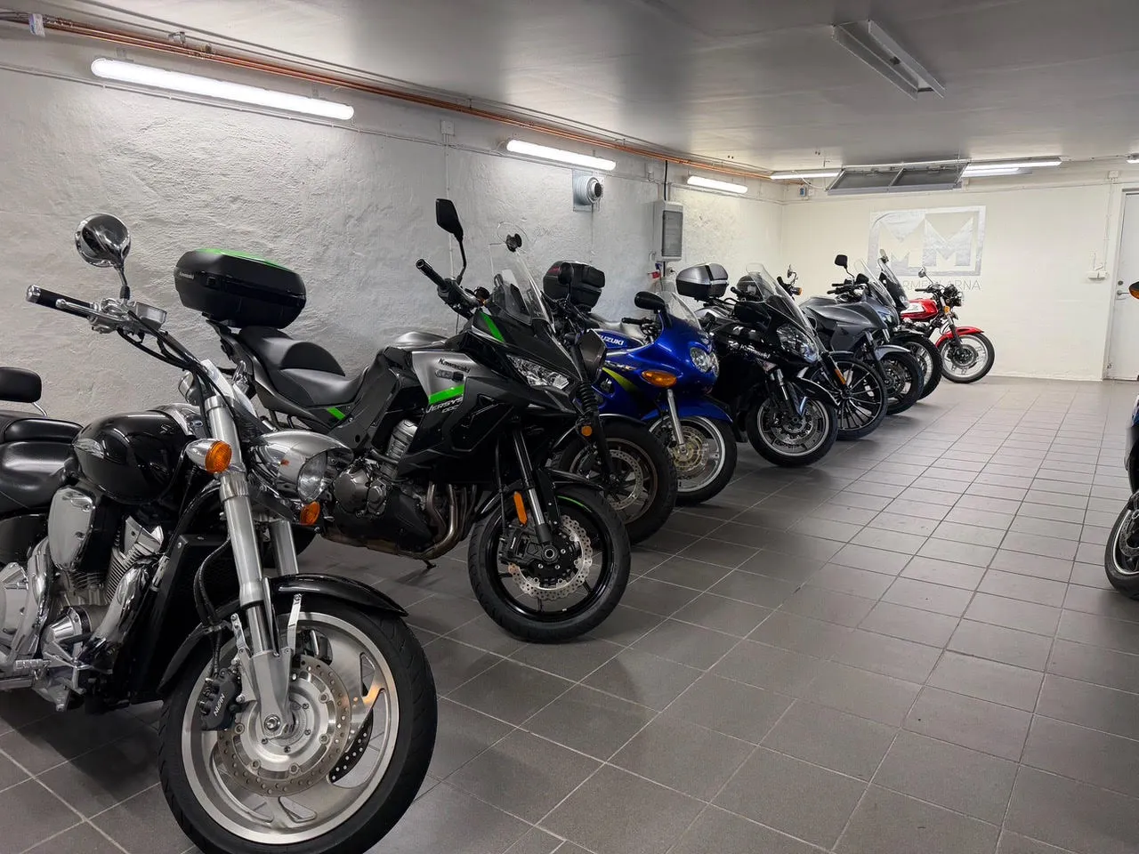 Begagnade motorcyklar i MotorMedlarnas showroom i Barsebäck